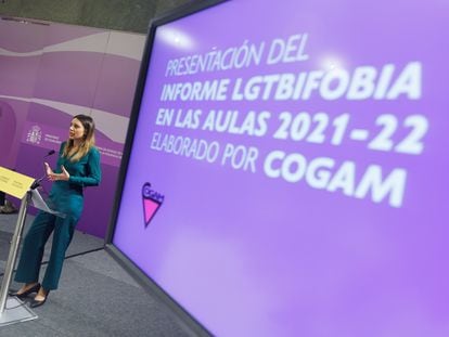 La ministra de Igualdad, Irene Montero, durante la presentación del informe de COGAM ‘LGTBfobia en las aulas 2021-2022’, este viernes en el Ministerio de Igualdad, en Madrid.