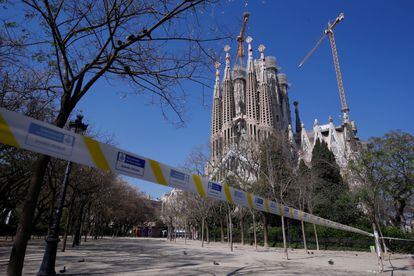 Una cinta impide el acceso a la Sagrada Familia, uno de los monumentos más visitados de Barcelona, por el estado de alarma.