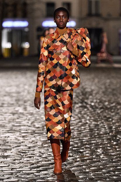 Una modelo de Chloé desfila en el barrio Saint Germain des Prés, en la semana de la moda de París 2021/2022.