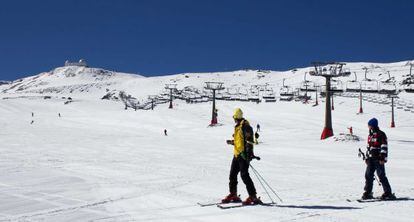 Varios esquiadores en la estaci&oacute;n de Sierra Nevada, en Granada.