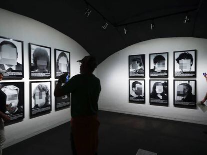 Doce de las 24 fotografías que componen la obra de Santiago Sierra, en la instalación del CCCB.