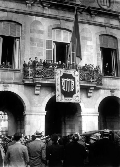 Momento en el que la bandera republicana es izada en el Parlamento de Cataluña, el 14 de abril de 1931.