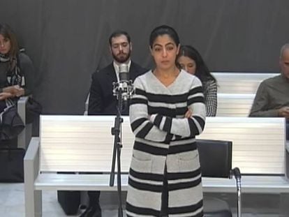 Samira Yerou, durant el judici en el qual va mostrar el seu penediment per haver-se enrolat a les files de l'Estat Islàmic.