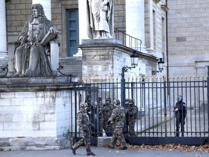 Un grupo de soldados custodia el edificio de la Asamblea Nacional en París (Francia).