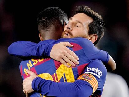 Messi y Fati se abrazan tras uno de los goles al Levante.