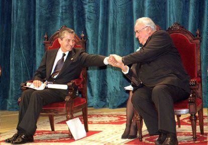 Adolfo Suárez recibe la felicitación del canciller alemán Helmut Kohl tras recibir en Oviedo el Premio Príncipe de Asturias a la Concordia en noviembre de 1996.
