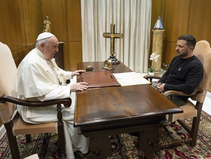 El Papa, en su despacho con Zelenski, este sábado en el Vaticano.