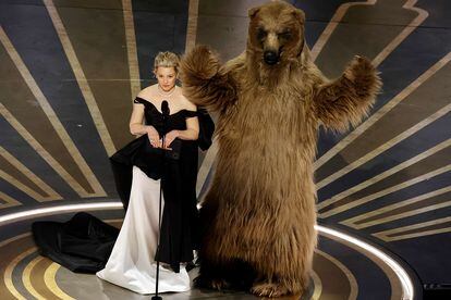 Elizabeth Banks y el oso, en la pasada ceremonia de los Premios Oscar.