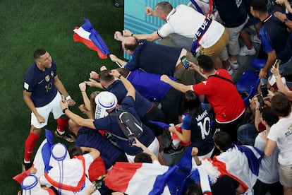 Kylian Mbappe, celebrando con la afición francesa su gol de la victoria contra Dinamarca.