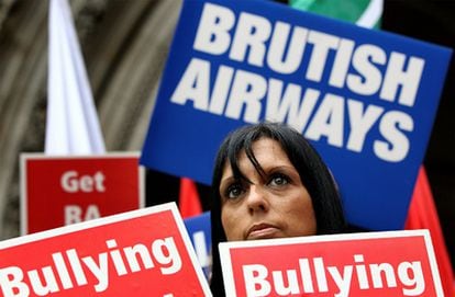 Una empleada de British Airways espera el resultado del recurso presentado ante el Tribunal de Apelaciones de Londres, por el que se autoriza a los tripulantes de cabina a iniciar una huelga.
