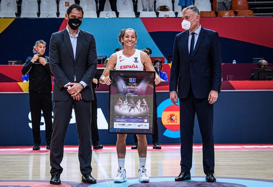 Laia Palau (41 años, 304 internacionalidades y 12 medallas con España) recibe el homenaje de la FIBA tras convertirse en la jugadora con más partidos jugados en la historia del campeonato (70) superando a la soviética Uliana Semenova, a la que, además, ha igualado en el récord de presencias en los Eurobasket (10).