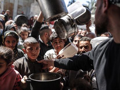 Reparto de comida en Deir Al Balah, Gaza, el pasado 29 de febrero.