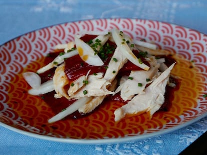 Ensalada de pimientos, bonito y cebolleta