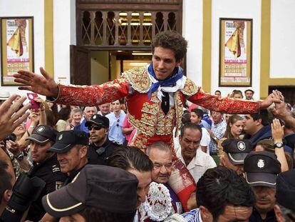 El torero Gin&eacute;s Mar&iacute;n sale por la puerta grande tras la corrida celebrada en la plaza de Cuatro Caminos de Santander.