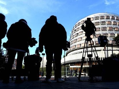 Periodistas frente a la puerta del Tribunal Constitucional.