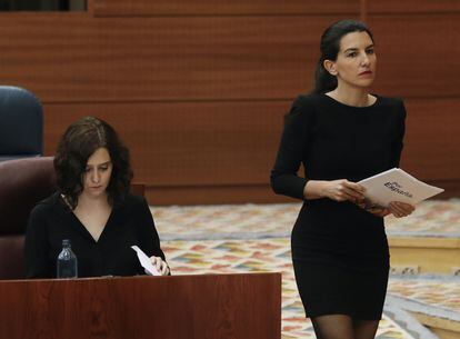 The Vox spokesperson in the Assembly, Rocío Monasterio, passes by the president of the Community of Madrid, Isabel Díaz Ayuso, during a plenary session at the Madrid Assembly.
