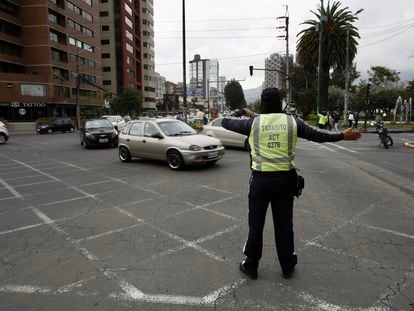 Policías de tránsito ordenan este viernes el tráfico ante el caos generado en los semáforos tras los primeros cortes de electricidad, en Quito.