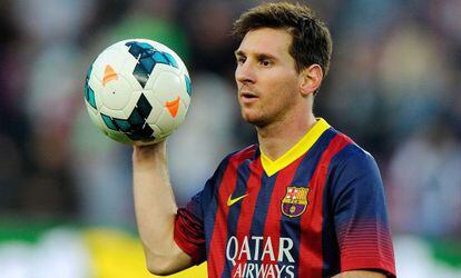 Messi con el balón tras el partido contra el Osasuna