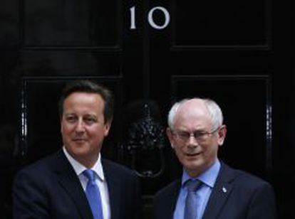 El primer ministro brit&aacute;nico, David Cameron,  y el presidente del Consejo Europeo, Herman Van Rompuy, ayer en Londres.