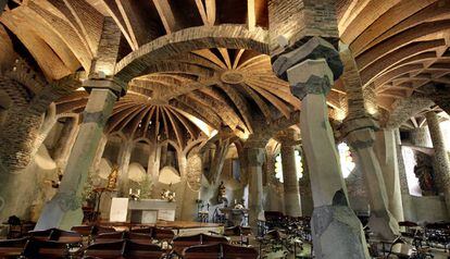 Interior de la cripta de la Colonia G&uuml;ell de Santa Coloma de Cervell&oacute;.