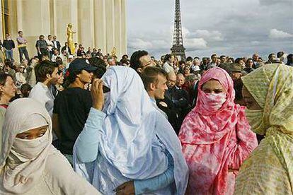 Jóvenes musulmanas, durante una concentración en París en favor de periodistas secuestrados en Irak.