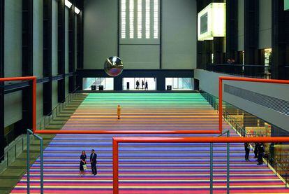 Instalación del colectivo Superflex en la sala de turbinas de la Tate Modern, en Londres. 