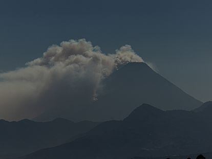 El incendio forestal registrado en la parte sur del volcán de Agua, en el municipio de Santa María de Jesús en Guatemala.