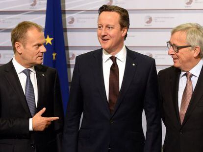 Cameron, flanqueado por Tusk (izquierda) y Juncker, este viernes en Riga.