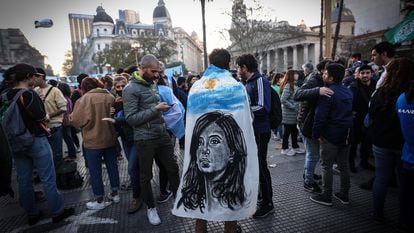 Manifestación en apoyo a la vicepresidenta argentina, Cristina Fernández de Kirchner, el día 3 en la plaza de Mayo, en Buenos Aires.