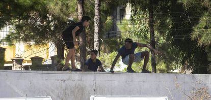Un grupo de menores salta la valla del centro de acogida de La Línea (Cádiz).