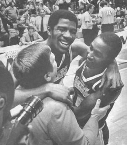 Butch Lee, a la derecha, se abraza a Magic Johnson tras ganar con los Lakers el anillo de campeones de la NBA en la temporada 1979-80.