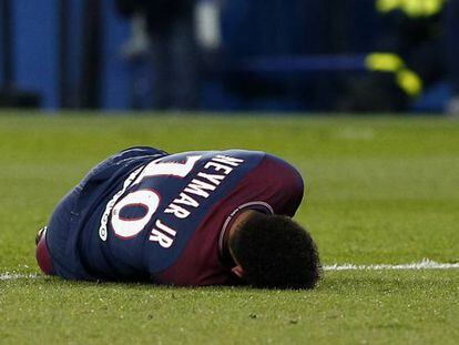 Neymar se duele de su lesi&oacute;n.