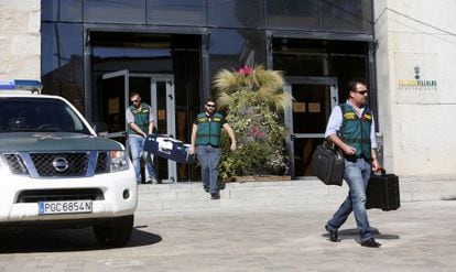 Agentes de la Guardia Civil, el lunes durante el registro en Collado Villalba.
