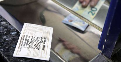 Un cliente compra un décimo de Lotería en la Administración número 13, en Valencia.