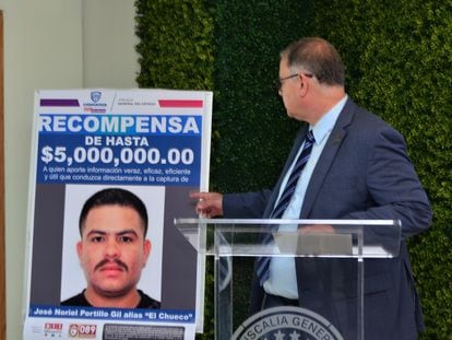 El fiscal del Estado de Chihuahua, Roberto Fierro, en conferencia de prensa para anunciar la recompensa por "El Chueco", este miércoles.