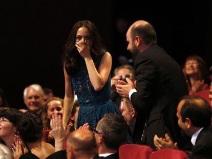 La reacci&oacute;n de B&eacute;r&eacute;nice Bejo al ganar el premio a mejor actriz. 