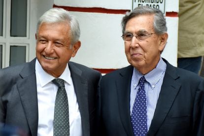 El presidente Andrés Manuel López Obrador y Cuauhtémoc Cárdenas Solórzano, hijo del expresidente Lázaro Cárdenas, en julio de 2018.