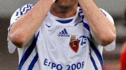 Diego Milito llora tras confirmarse el descenso del Zaragoza.