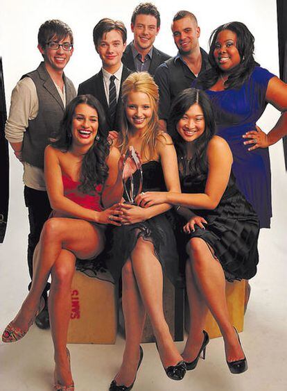 <b>Aquí salen guapísimos, pero en la serie son los raritos del instituto. El reparto juvenil de <i>Glee</i> sostiene el People's Choice Award.</b>