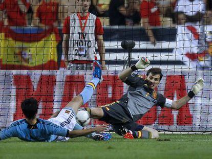 Albiol y Casillas, en una situaci&oacute;n apurada.