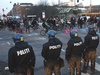 Policías daneses vigilan una marcha de ciclistas contra el cierre de un centro cultural alternativo ayer en Copenhague.