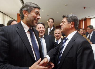 Enrique López (izquierda) saluda a Federico Trillo el pasado 4 de abril en el Club Siglo XXI.