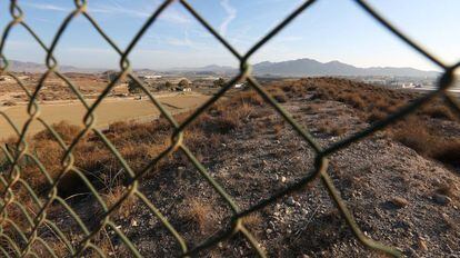 Vallado que limita el &aacute;rea restringida de contaminaci&oacute;n en Palomares (Almer&iacute;a). 