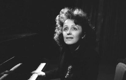 Edith Piaf ( 1915- 1963), poco despu&eacute;s de 1945.  
  
  
 