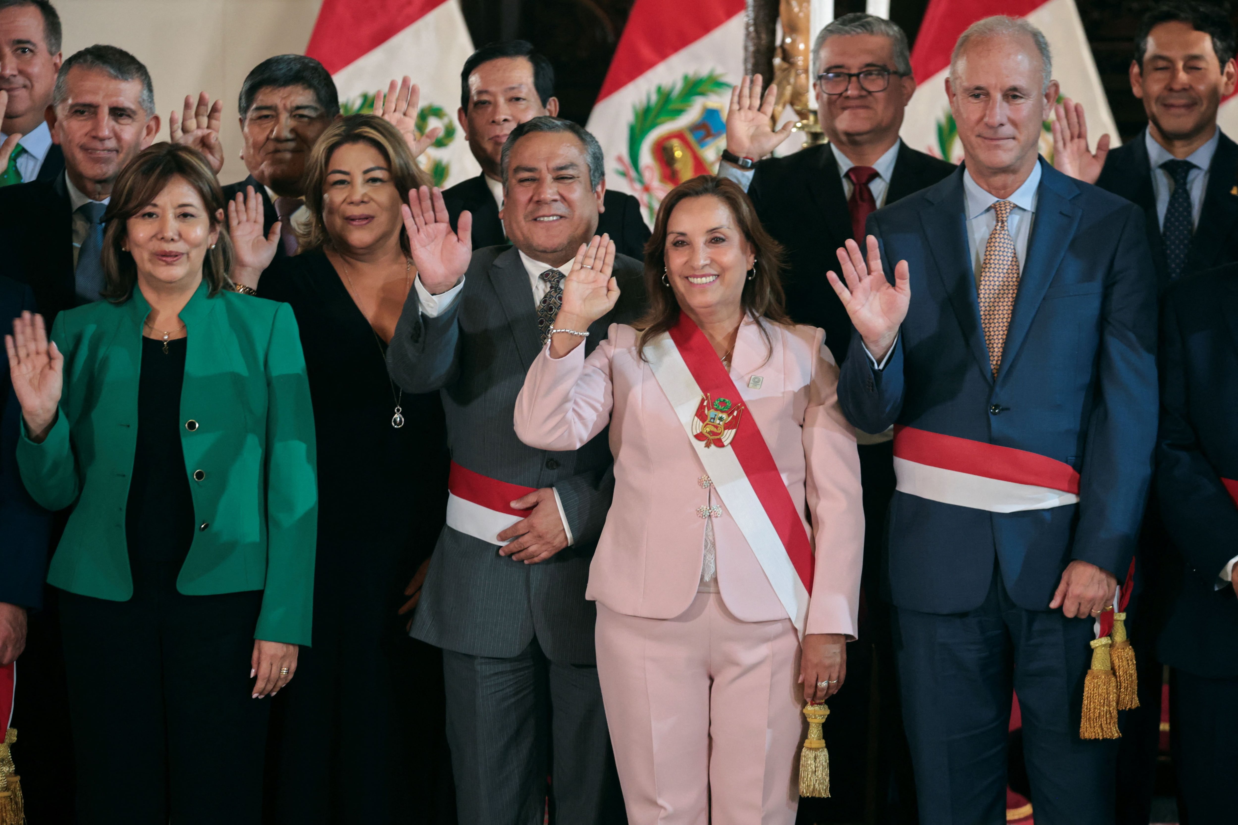 Dina Boluarte renueva su Gabinete al cambiar a seis ministros en medio de la crisis en Perú por el caso de los relojes de lujo