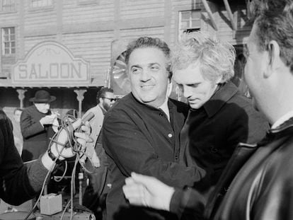 El director Federico Fellini abraza al actor Terence Stamp en un momento del rodaje de la secuencia de wéstern en Roma en 1967.