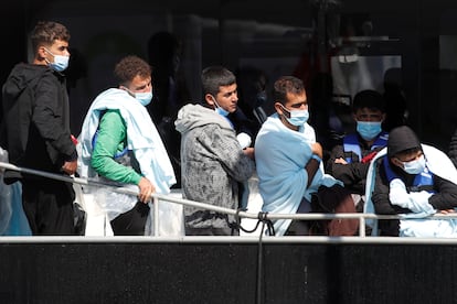 Inmigrantes rescatados en el canal de la Mancha llegan al puerto de Dover este miércoles