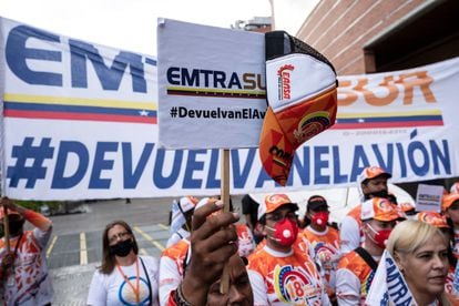 Trabajadores de la aerolínea venezolana Conviasa reclaman ante la Embajada de Argentina la entrega del avión de Emtrasur retenido en Buenos Aires, este jueves en Caracas.