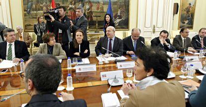 José Ignacio Wert (el cuarto por la izquierda) preside la reunión con los consejeros autonómicos de Educación.