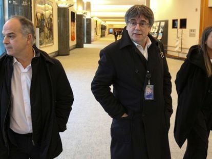 Carles Puigdemont, Míriam Nogueras y Jordi Turull en el Parlamento Europeo, este viernes, después de una reunión.